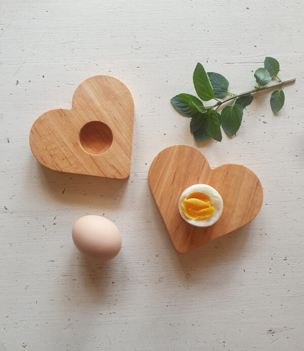 Srdíčko stojánek na vajíčka 2ks kuchyňské potřeby dřevěné